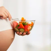 En este artículo, te hablaremos sobre los alimentos que se deben evitar durante el embarazo para garantizar una gestación saludable.