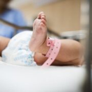 Es posible nacer de nalgas por vía vaginal